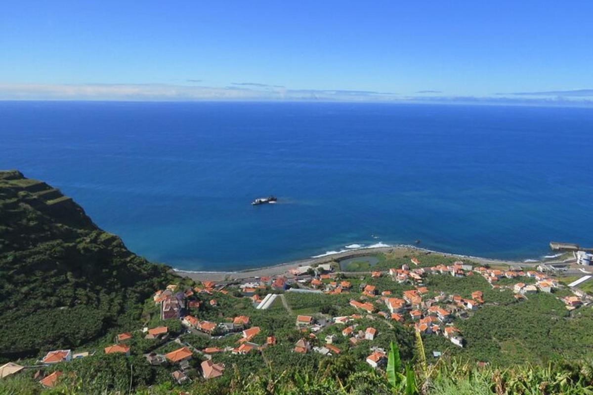 un aereo sta volando sopra una piccola isola nell'acqua