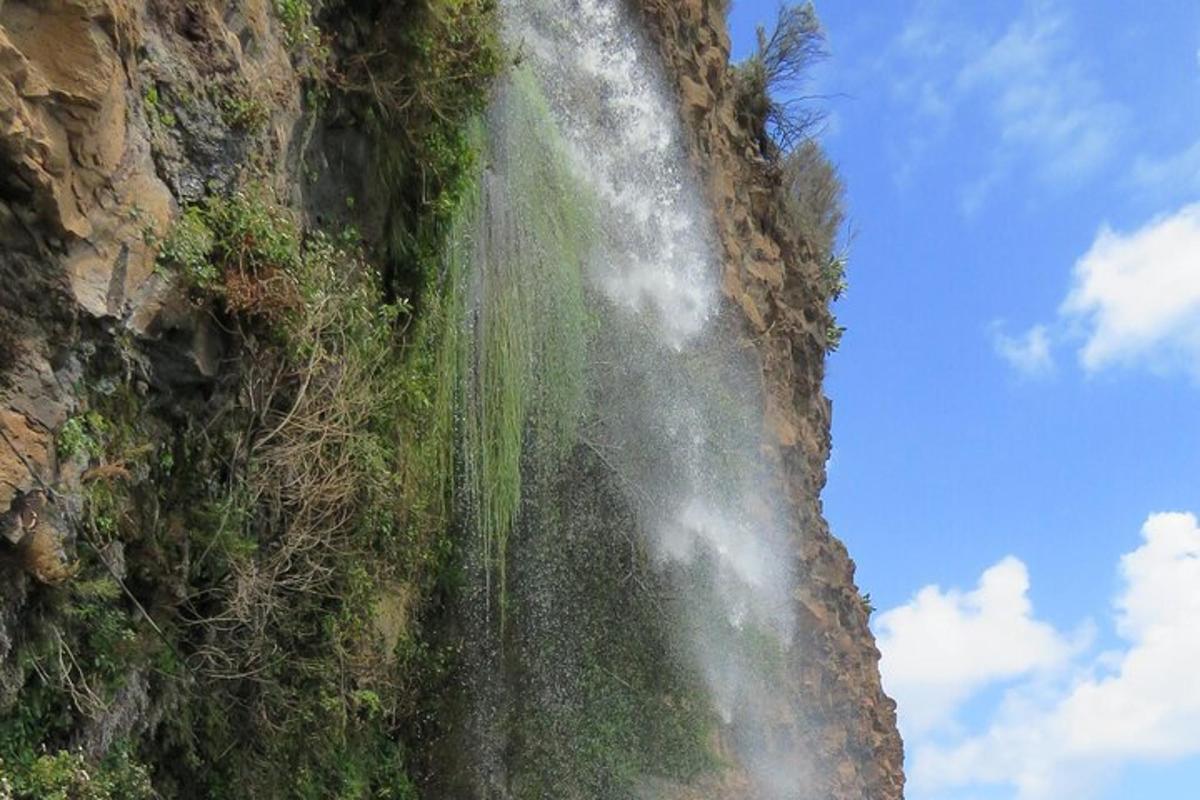 водоспад на схилі гори