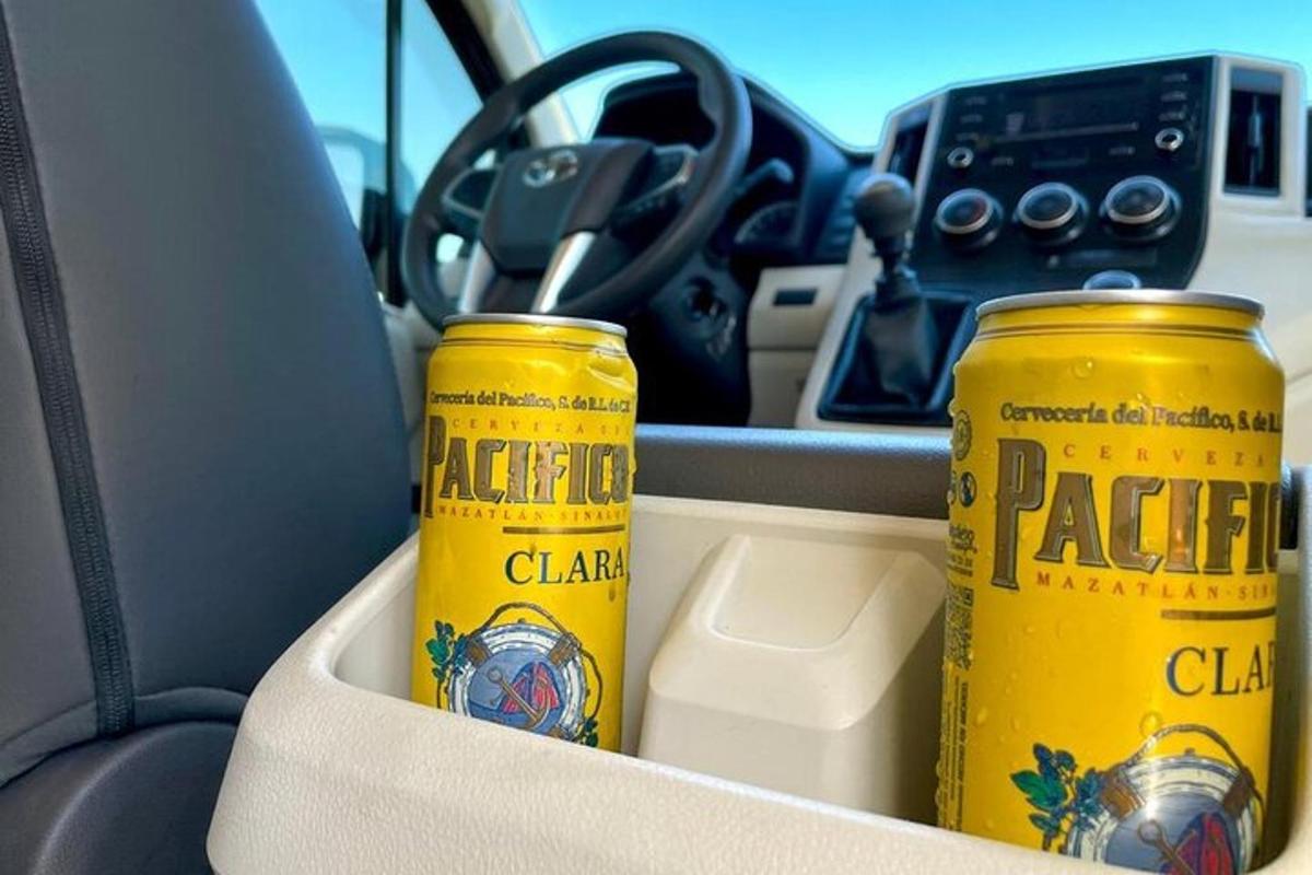 kaks kollast õllepurki autos