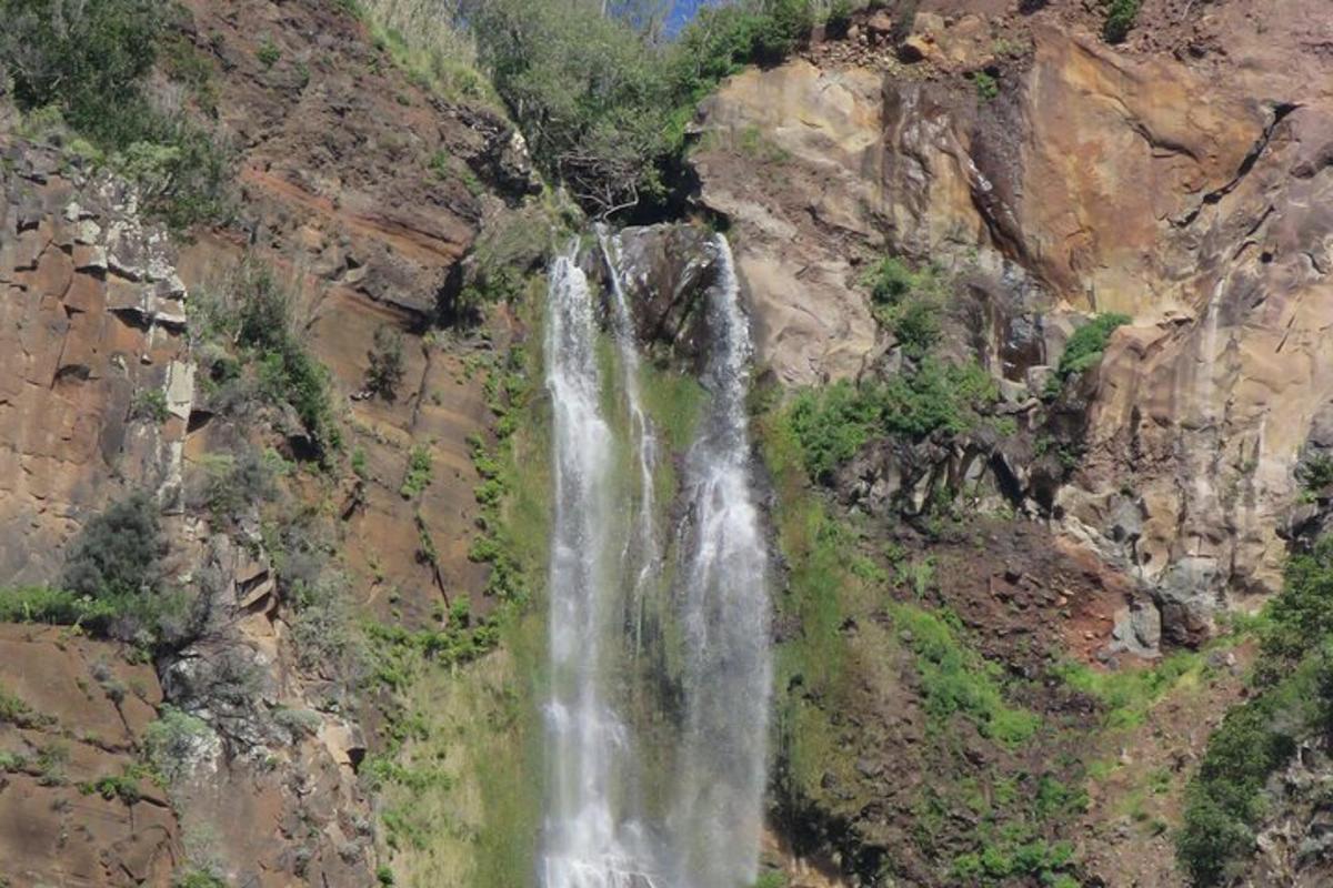 una cascata sul fianco di una montagna