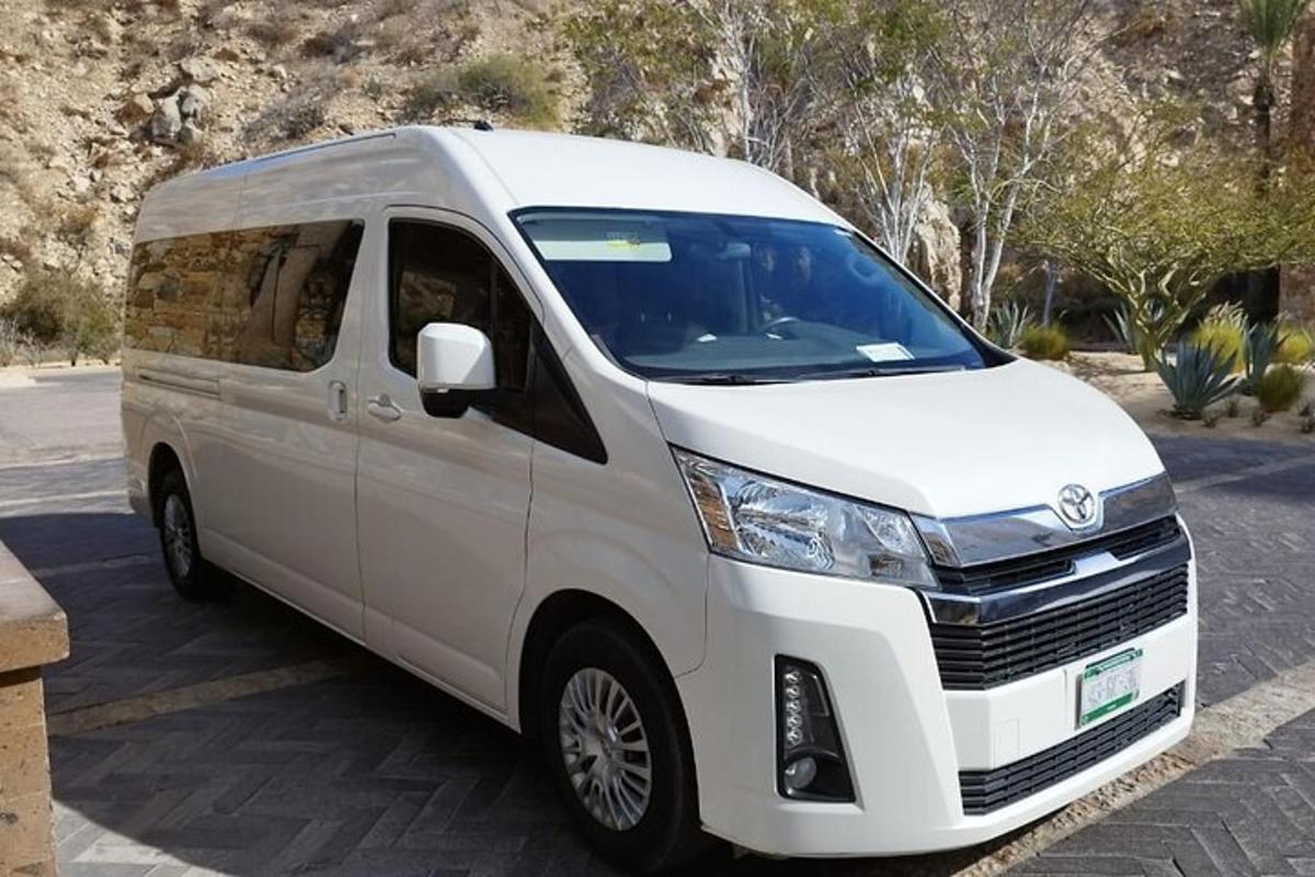una camioneta blanca estacionada en un estacionamiento