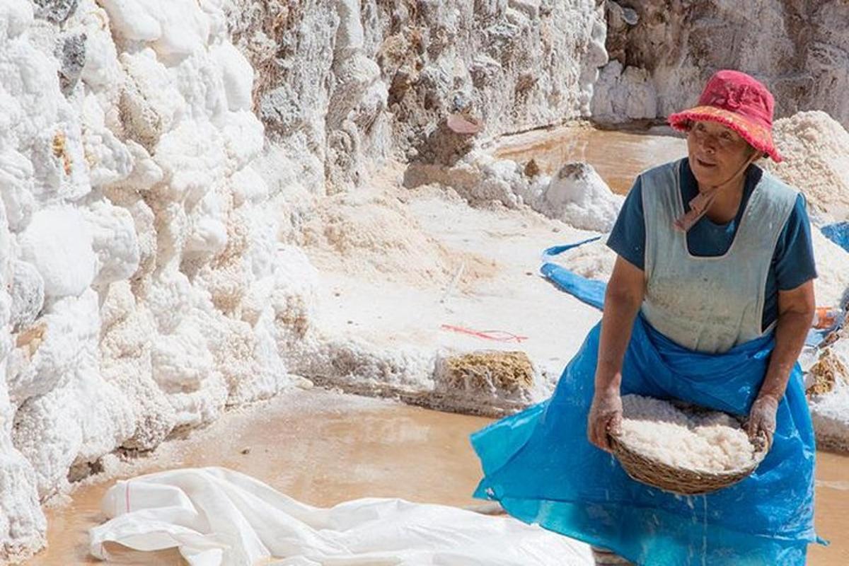 uma mulher está sentada em frente a um riacho de lama