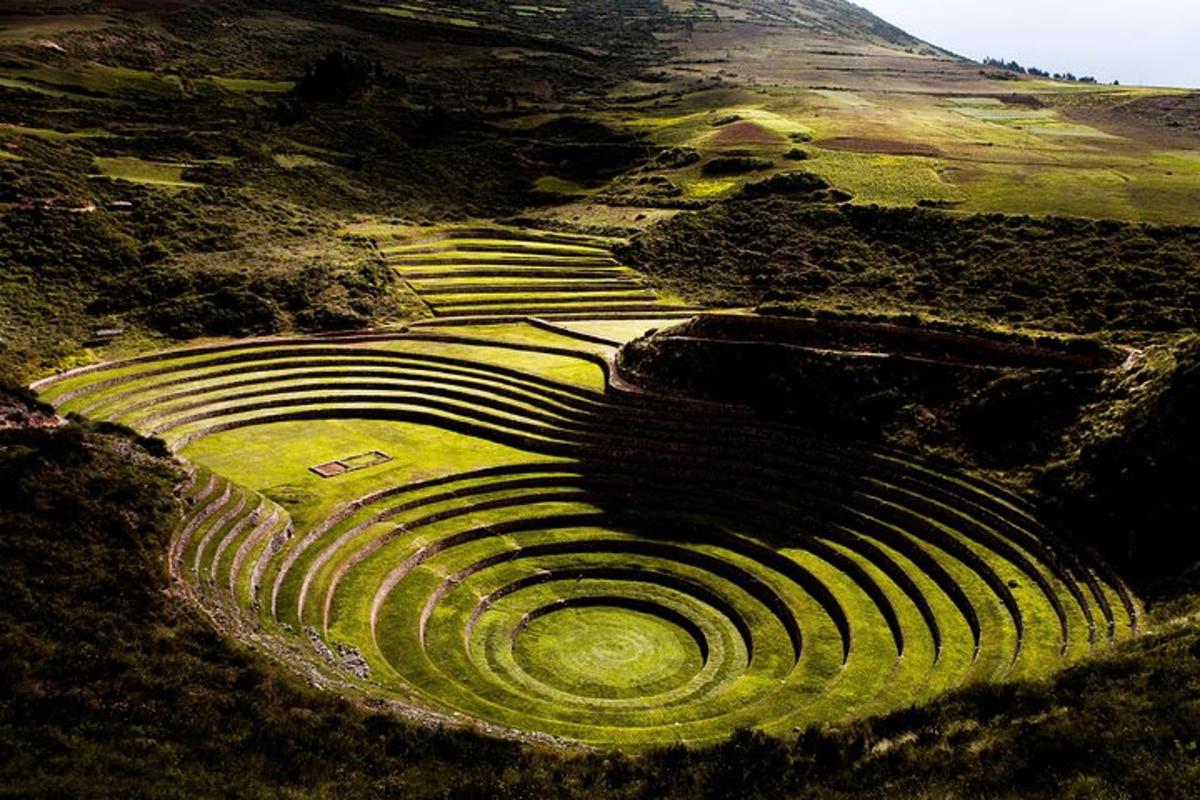 um anfiteatro em um campo em uma colina