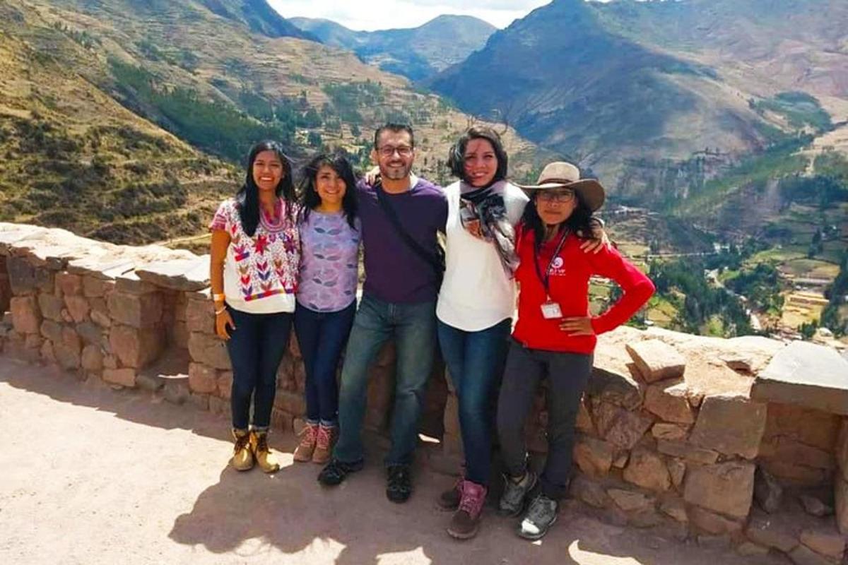 un grupo de personas de pie en la cima de una montaña