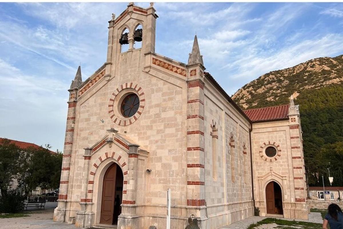 una chiesa con una torre e un orologio