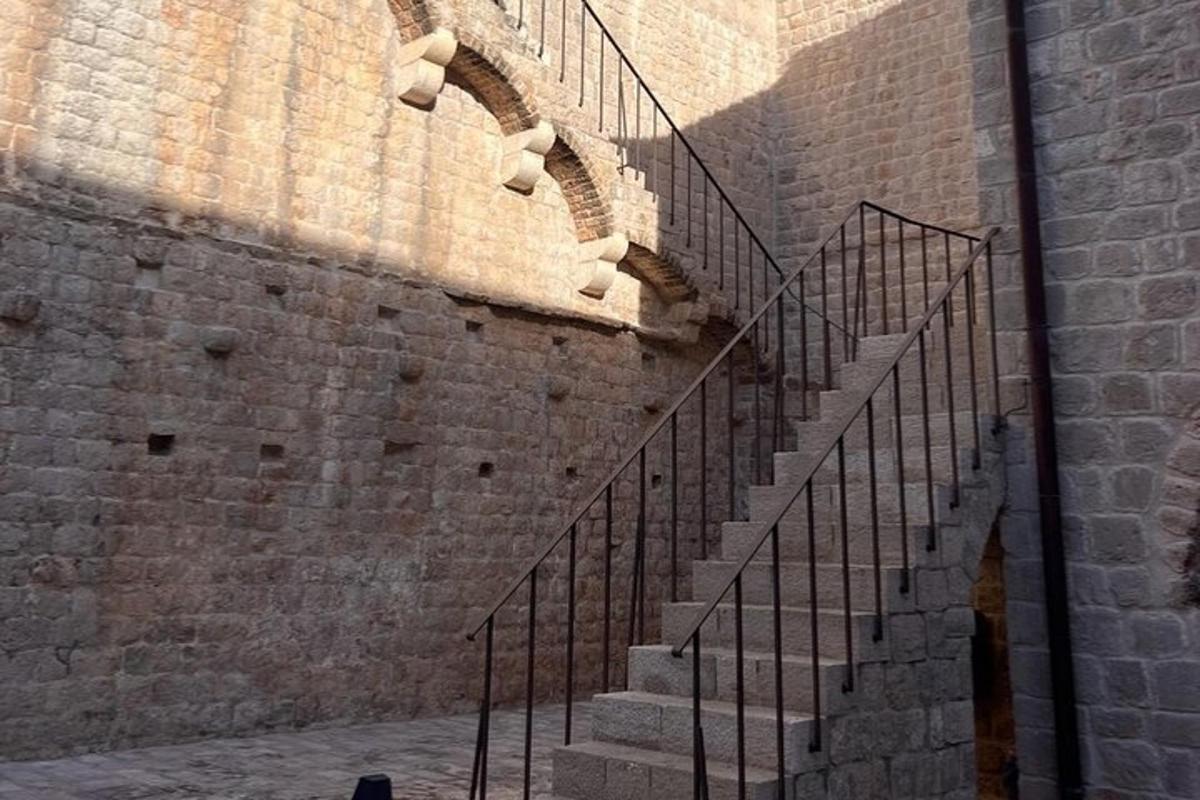 una scala sul lato di un edificio in mattoni