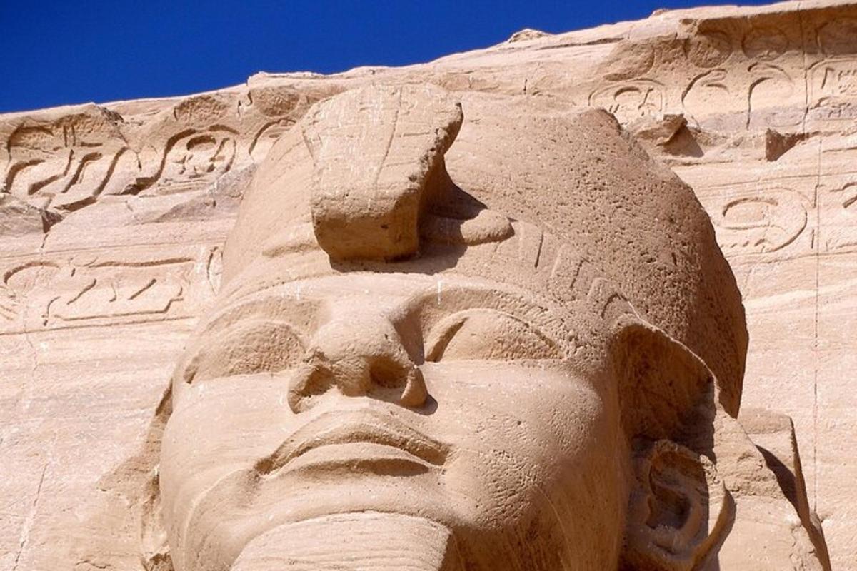 una statua di un volto sul lato di un edificio