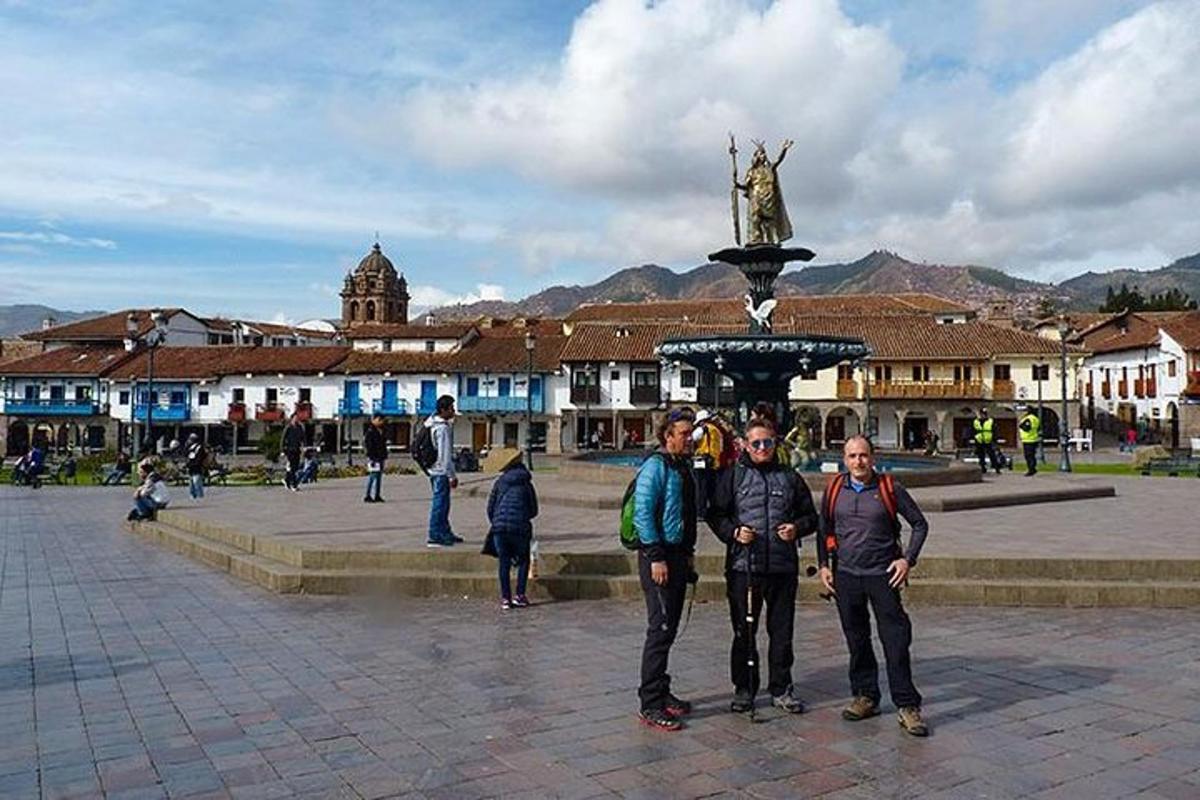 un gruppo di persone in piedi davanti a una fontana