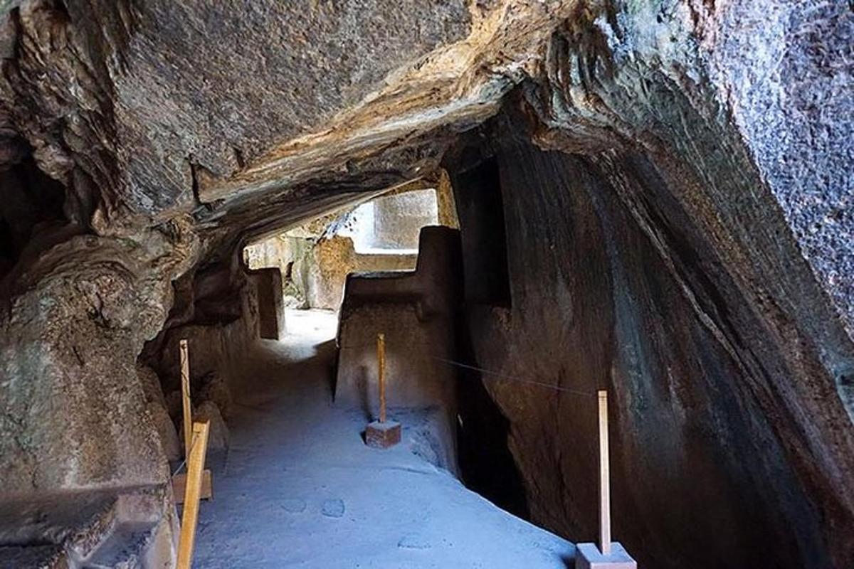 un tunnel in una grotta con delle scale al suo interno