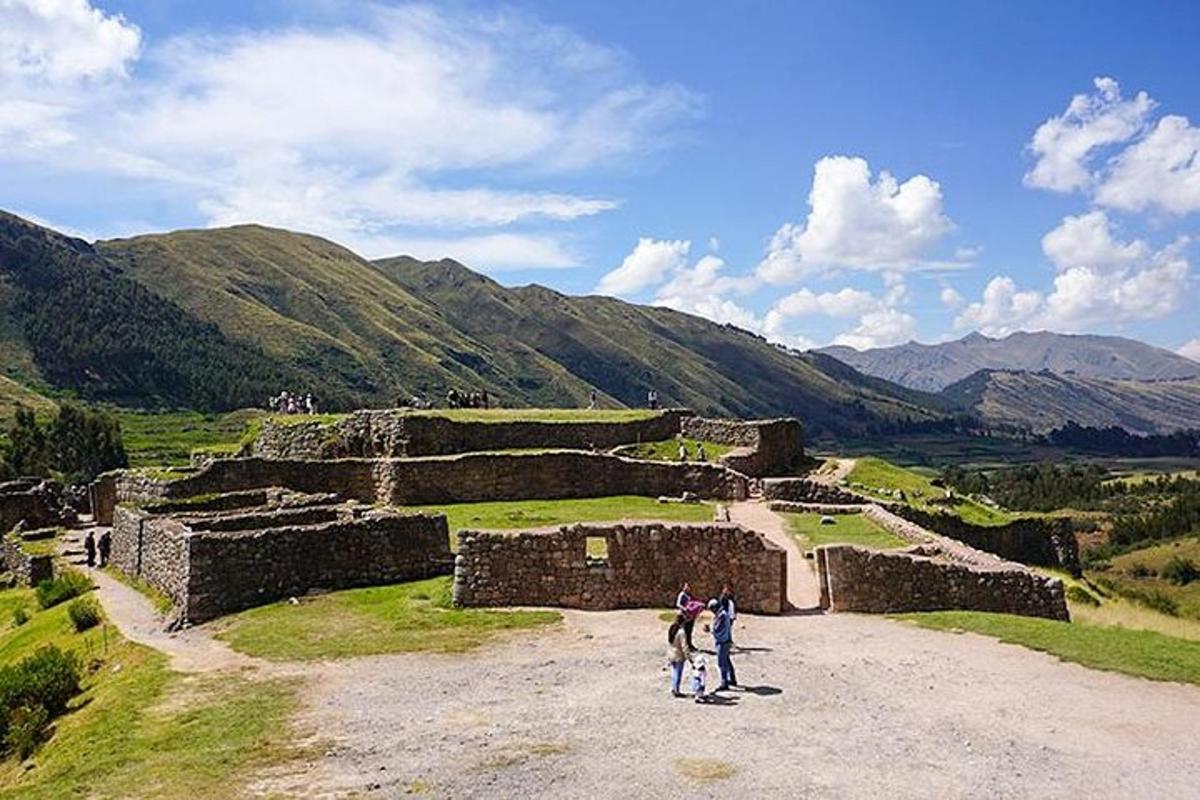 un gruppo di persone in piedi tra le rovine di un edificio