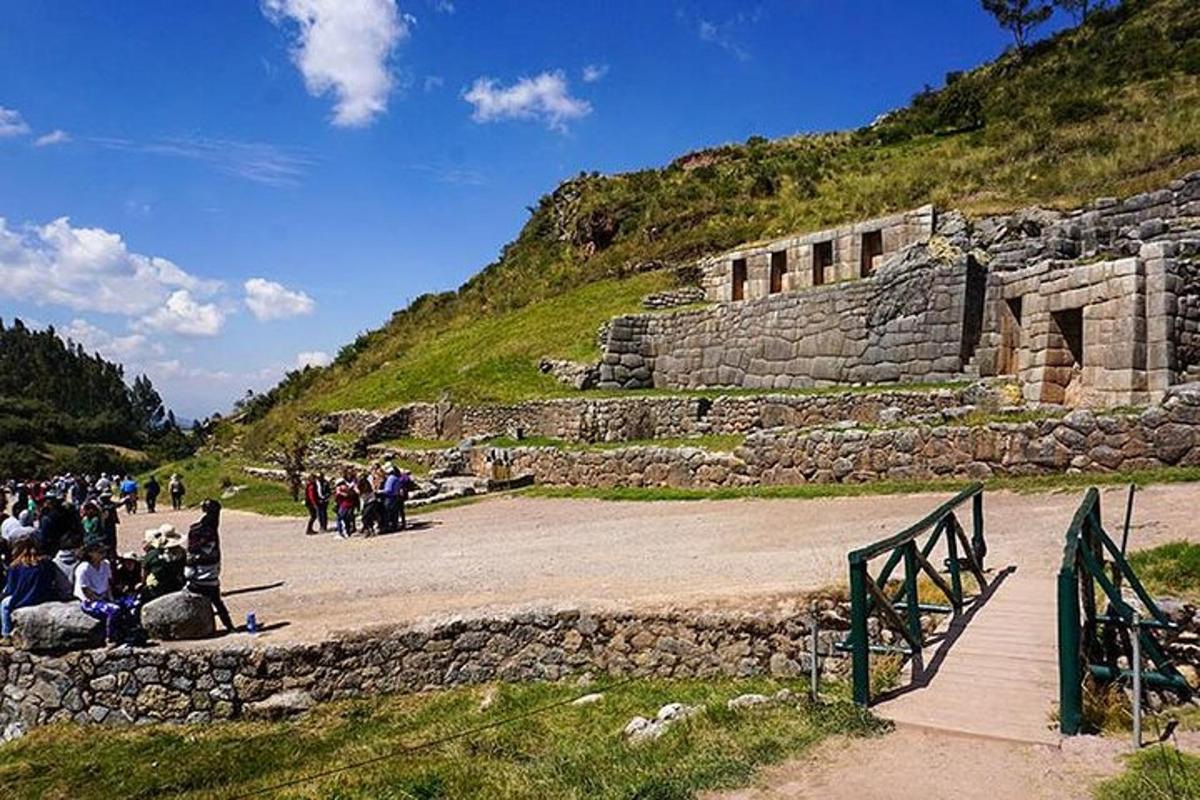 un gruppo di persone che camminano intorno a delle antiche rovine