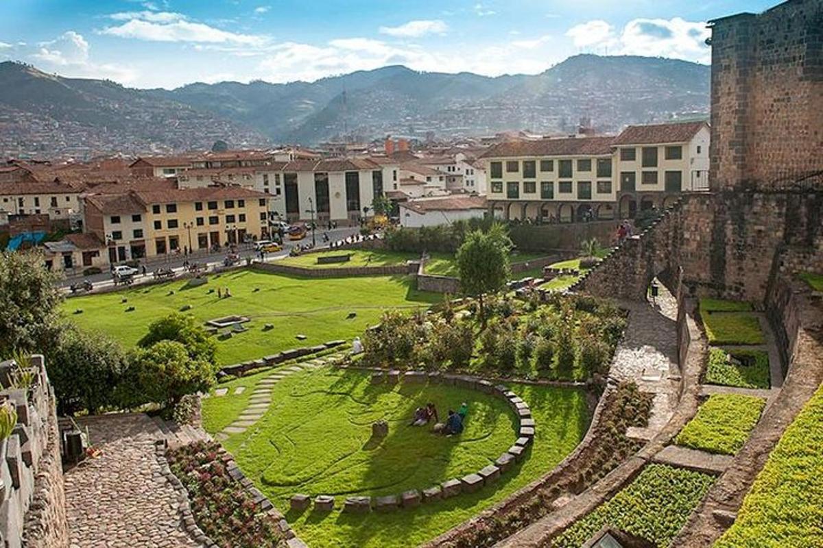 una vista di una città con un parco e degli edifici