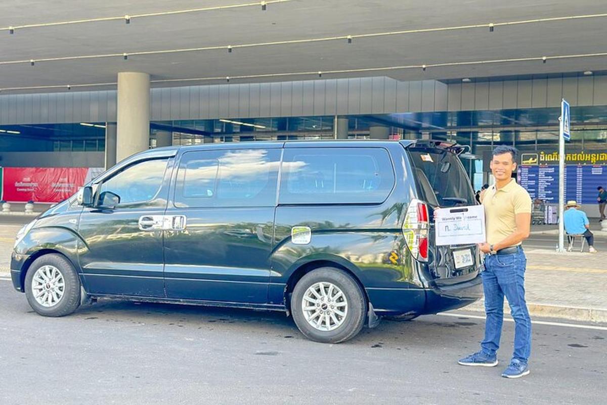 Човек стоји поред плавог комбија