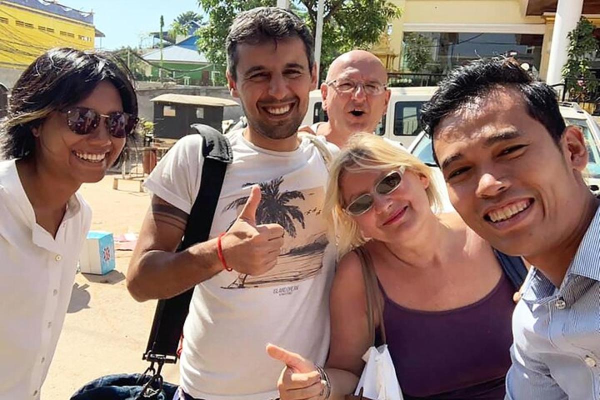 група људи позира за фотографију