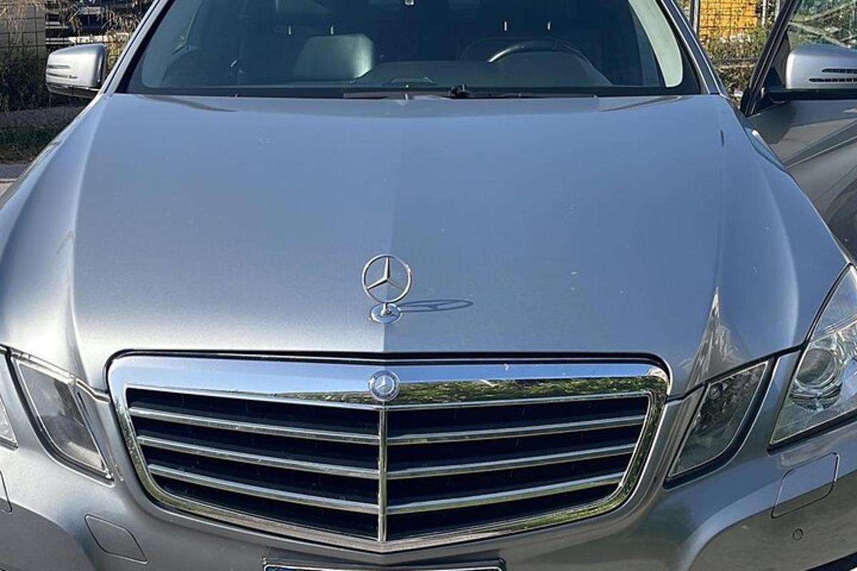 strieborné auto zaparkované na parkovisku