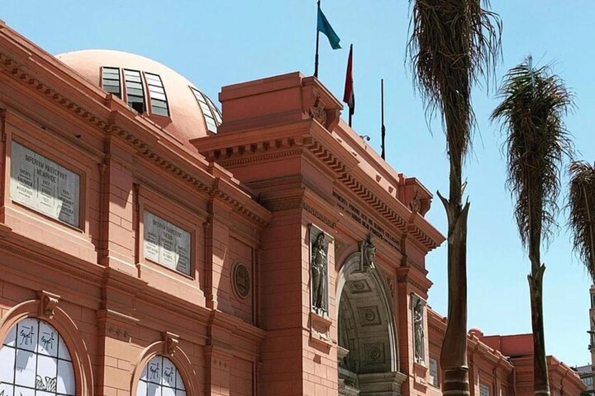 ένα κτίριο με μια σημαία στην κορυφή του με έναν φοίνικα