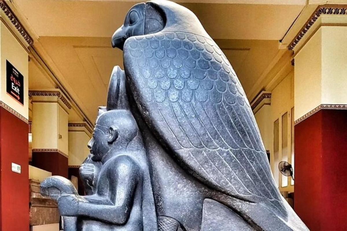 uma estátua de anúbis em um museu