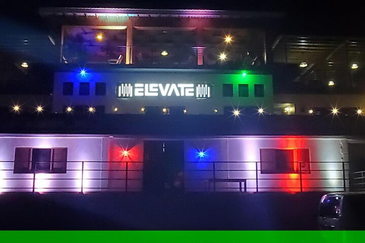 un vagón de tren con las luces encendidas