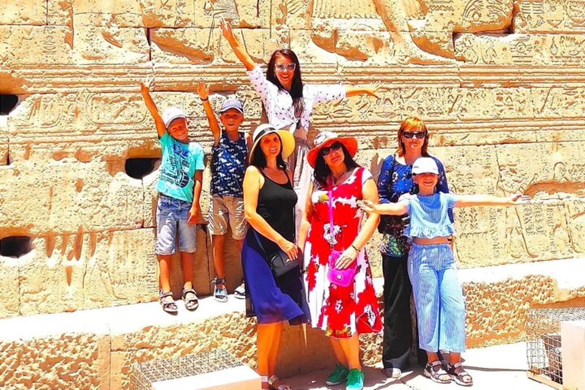 μια ομάδα ανθρώπων που στέκονται μπροστά σε έναν τοίχο