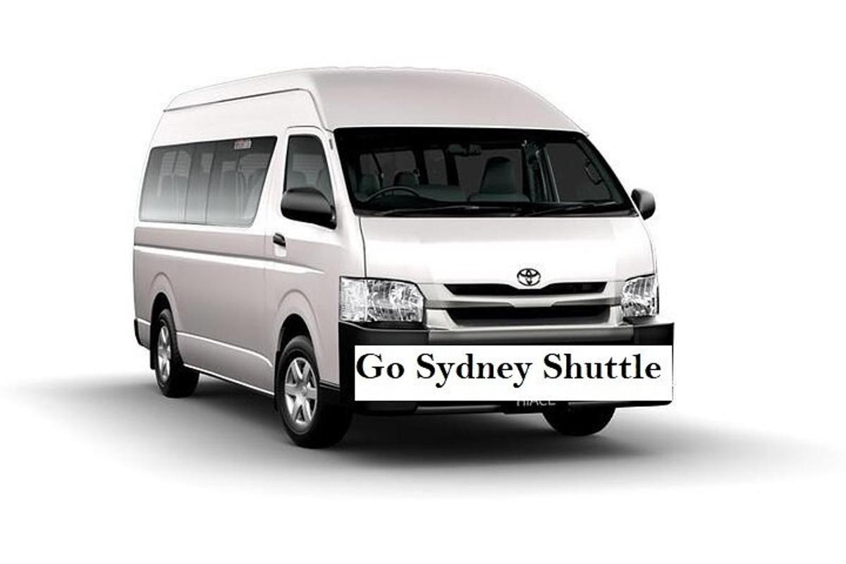 bílá dodávka s cedulí, na které je napsáno „jeďte do Syney Shuttle“