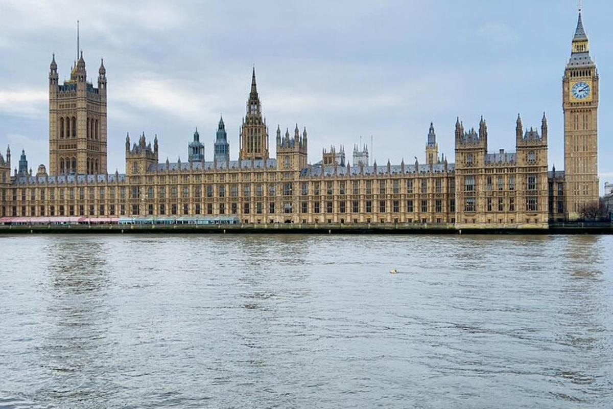 en stor bygning med et klokketårn og Big Ben