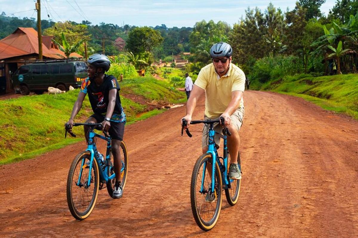 dos homes anant en bicicleta per un camí de terra