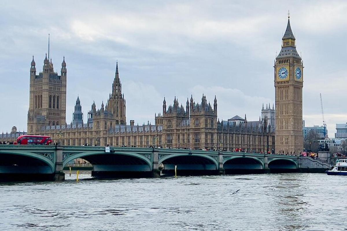 một cây cầu bắc qua sông có tháp đồng hồ và đồng hồ big ben