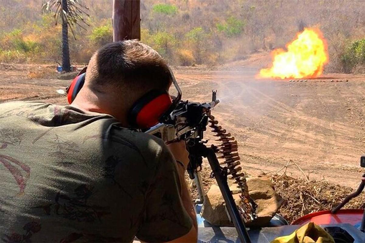 un uomo con una pistola davanti al fuoco