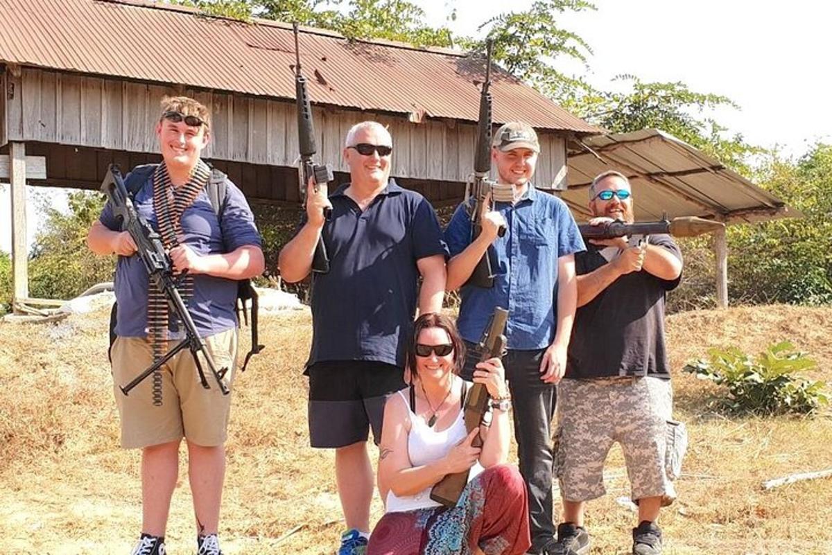 un gruppo di persone che posano per una foto con le pistole