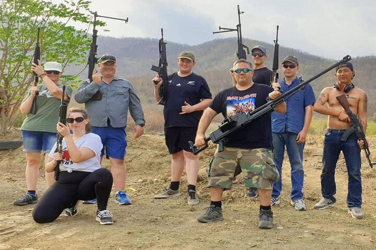 un gruppo di persone che posano per una foto con le pistole
