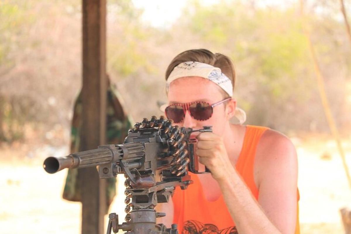 una donna che tiene una pistola davanti