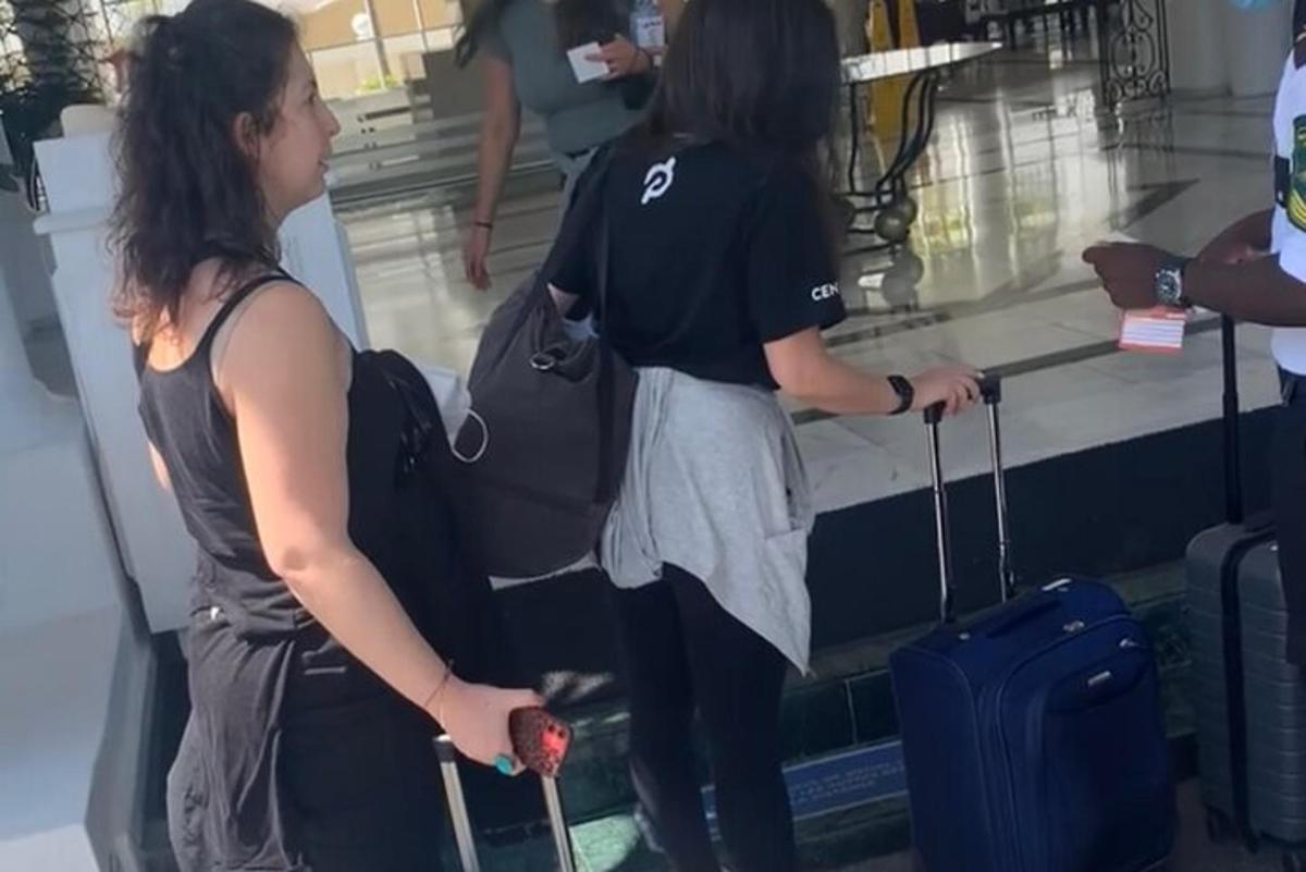 due donne in attesa dei loro bagagli in un aeroporto