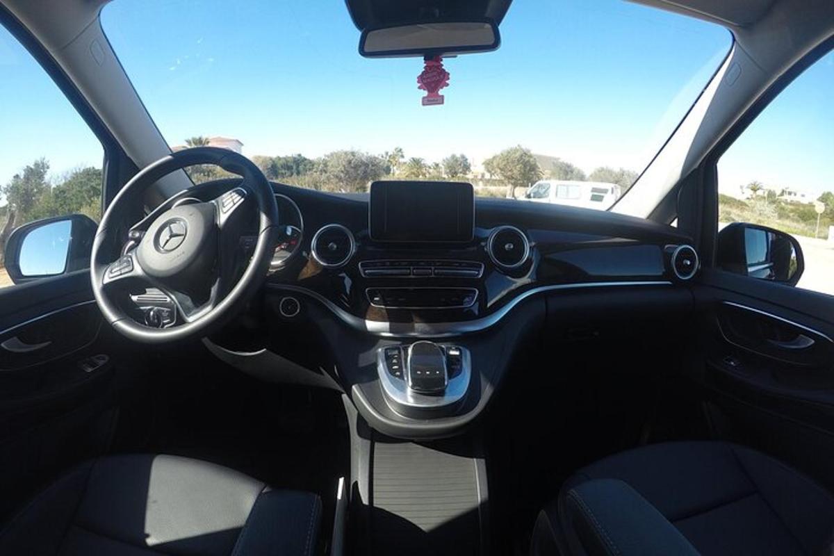 una vista del volante di un'auto