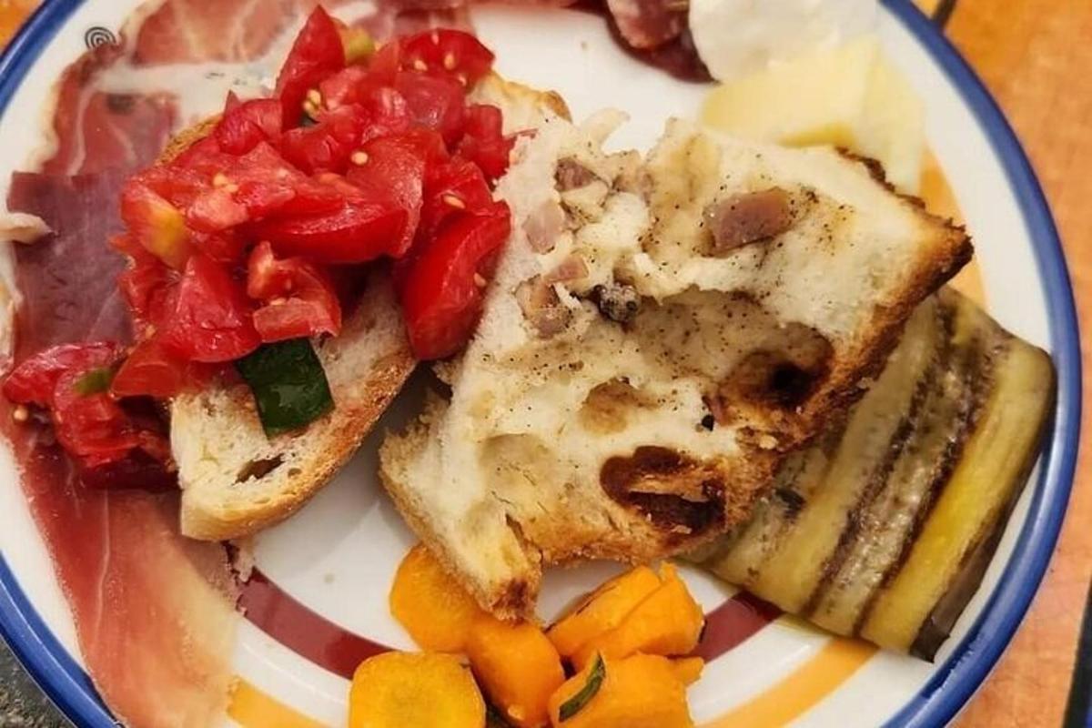 un piatto di cibo con pane tostato e verdure sopra