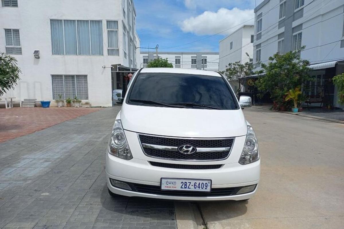 một chiếc xe tải màu trắng đỗ bên lề đường