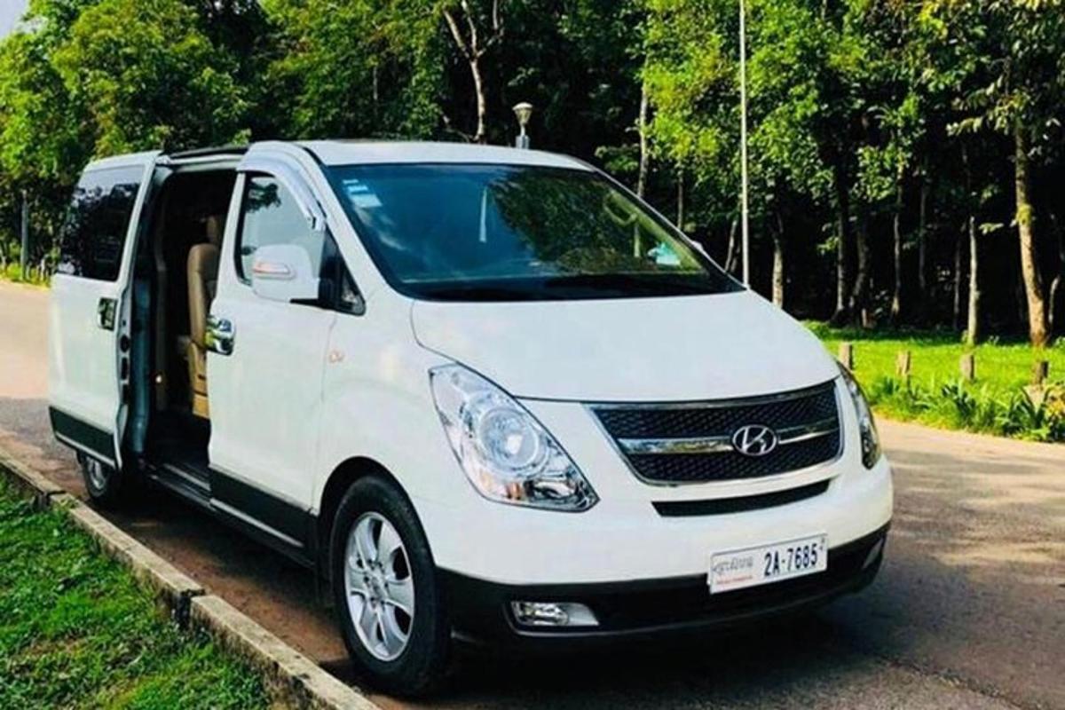 một chiếc xe tải màu trắng đỗ bên lề đường