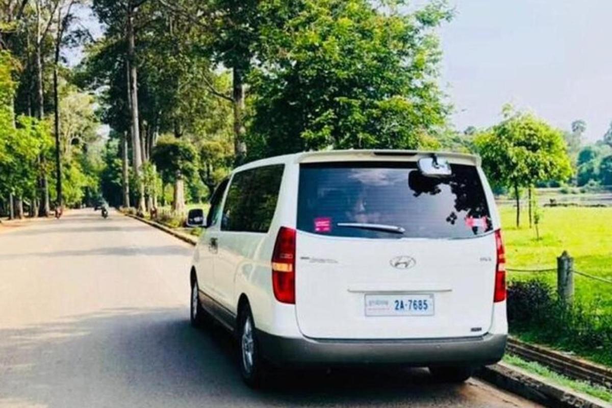 một chiếc xe tải màu trắng đỗ bên lề đường