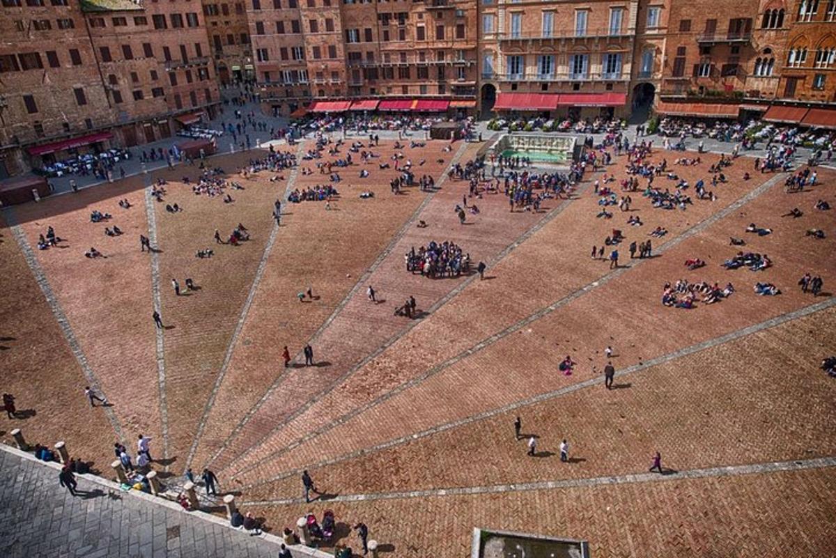 una folla di persone sedute a terra in una città