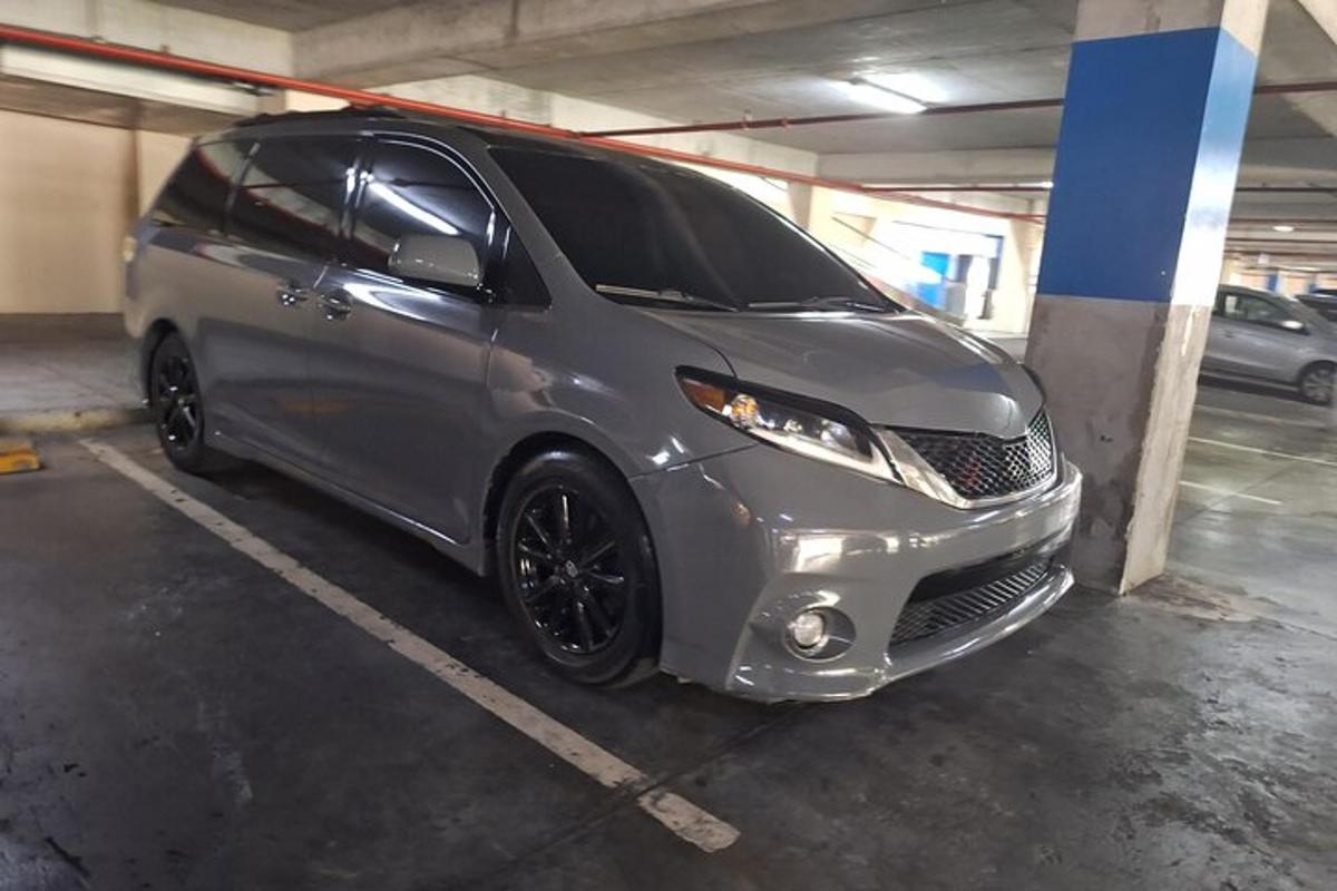 stříbrné auto zaparkované v parkovací garáži