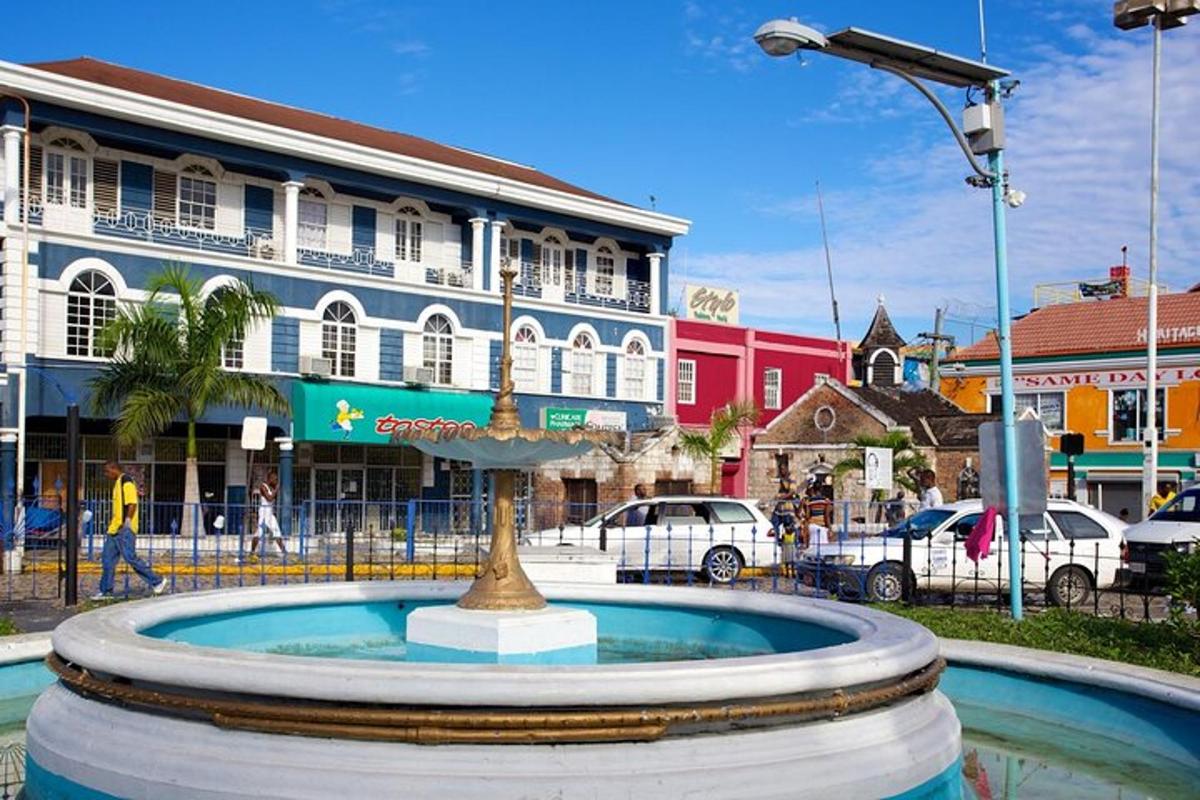một đài phun nước ở giữa đường phố thành phố