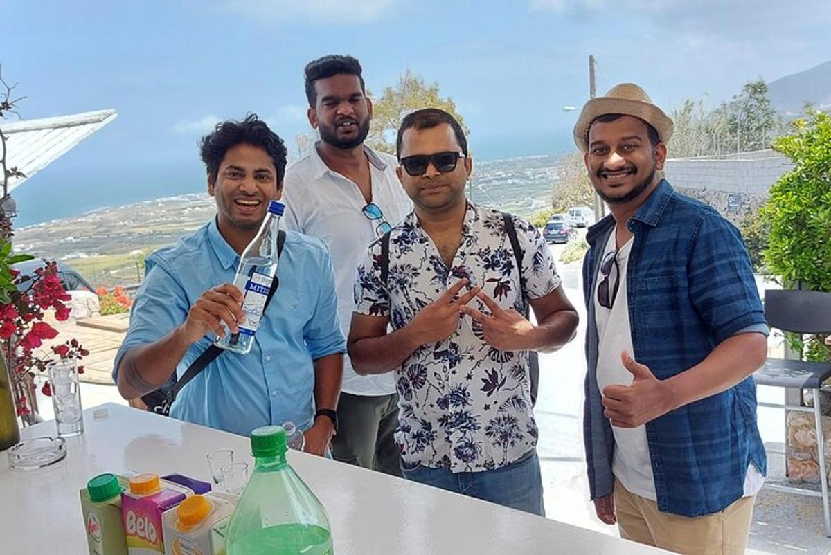 bir masanın önünde duran bir grup adam