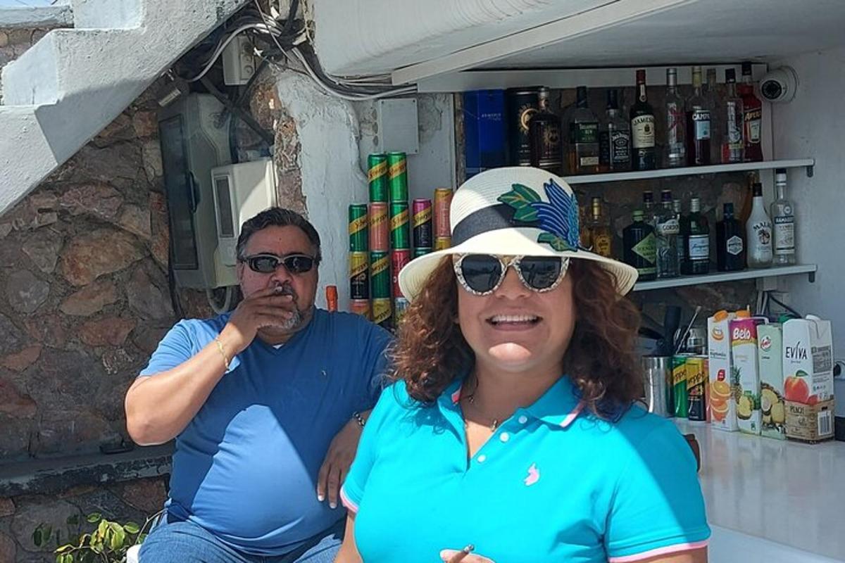 şapka ve güneş gözlüğü takan bir erkek ve bir kadın