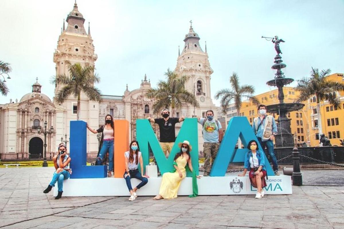Un grupo de personas posando frente a la palabra Amazon.