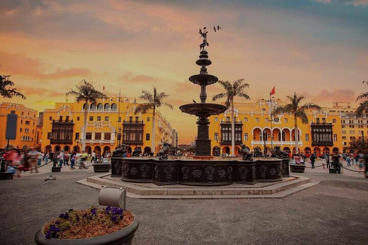 una fuente en medio de una ciudad con edificios