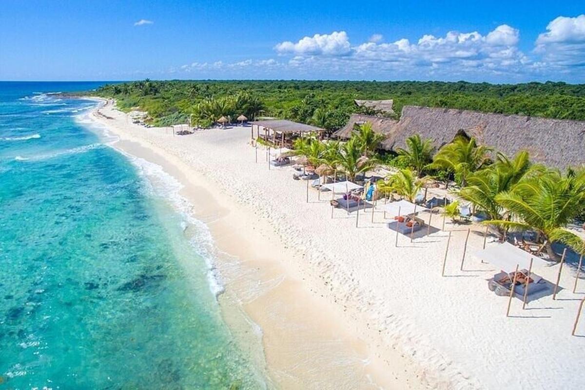 zračni pogled na plažo z ležalniki in oceanom