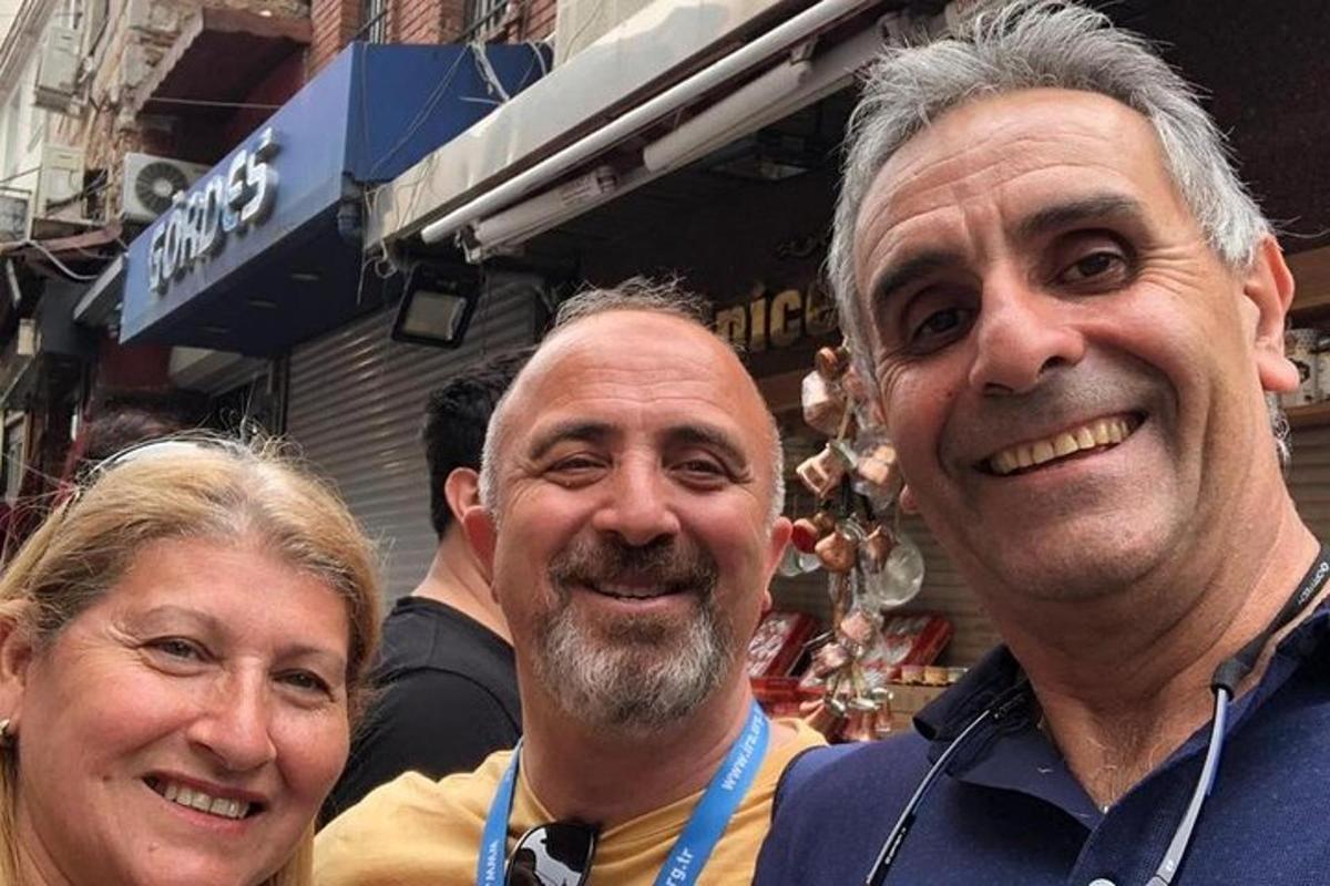 divi vīrieši un sieviete pozē fotogrāfijai