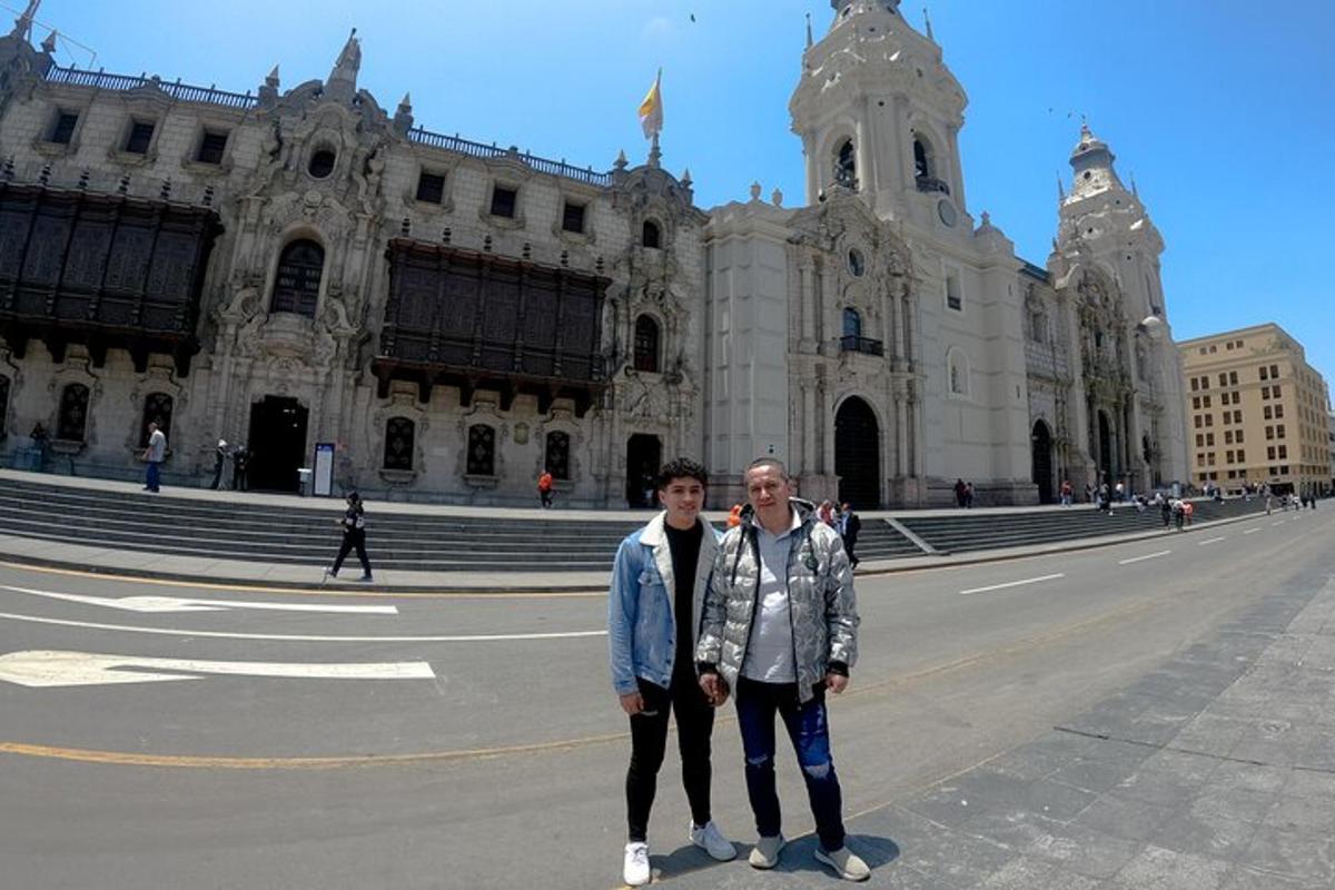 Dos hombres están parados frente a un edificio.