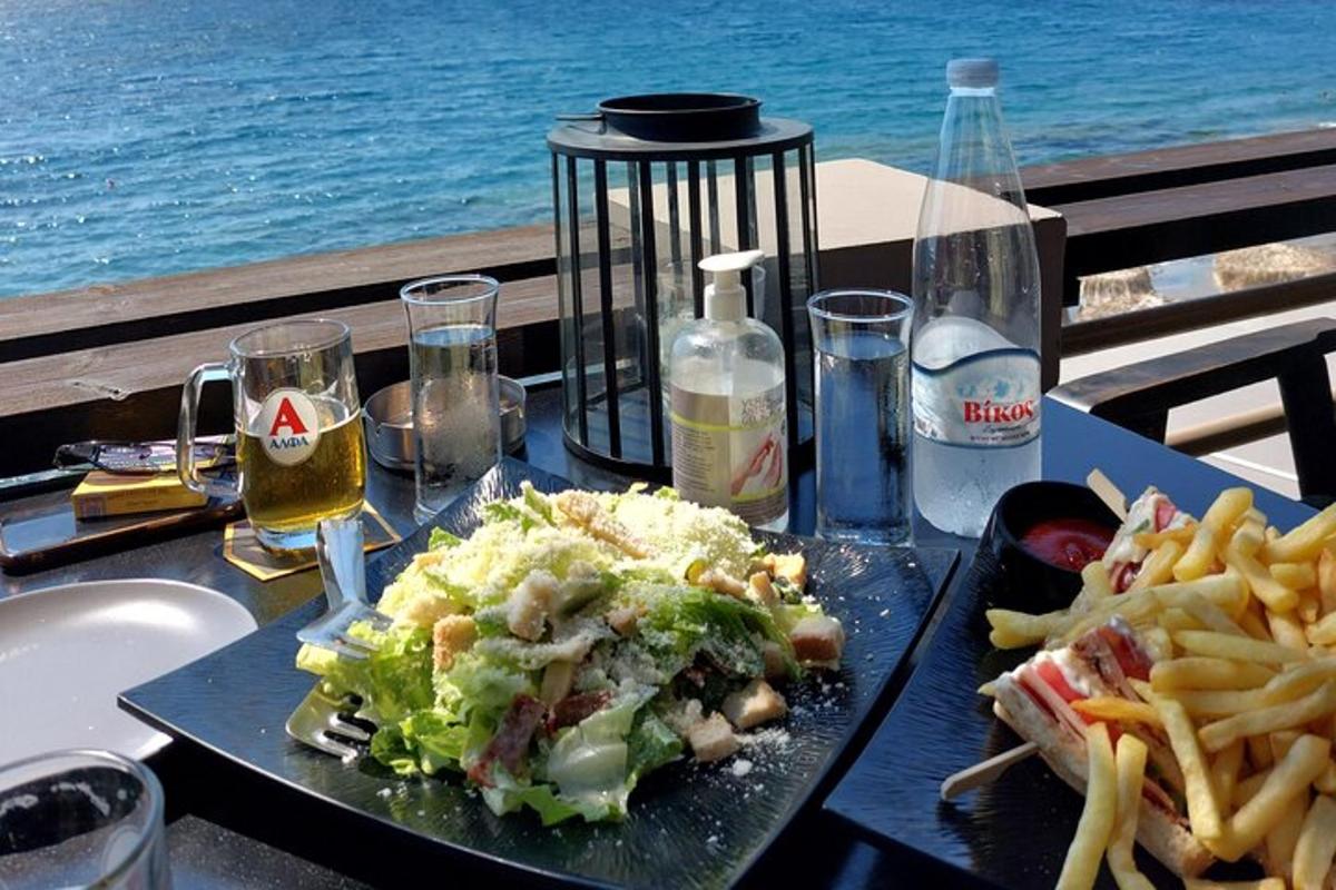 una mesa con un plato de comida y papas fritas