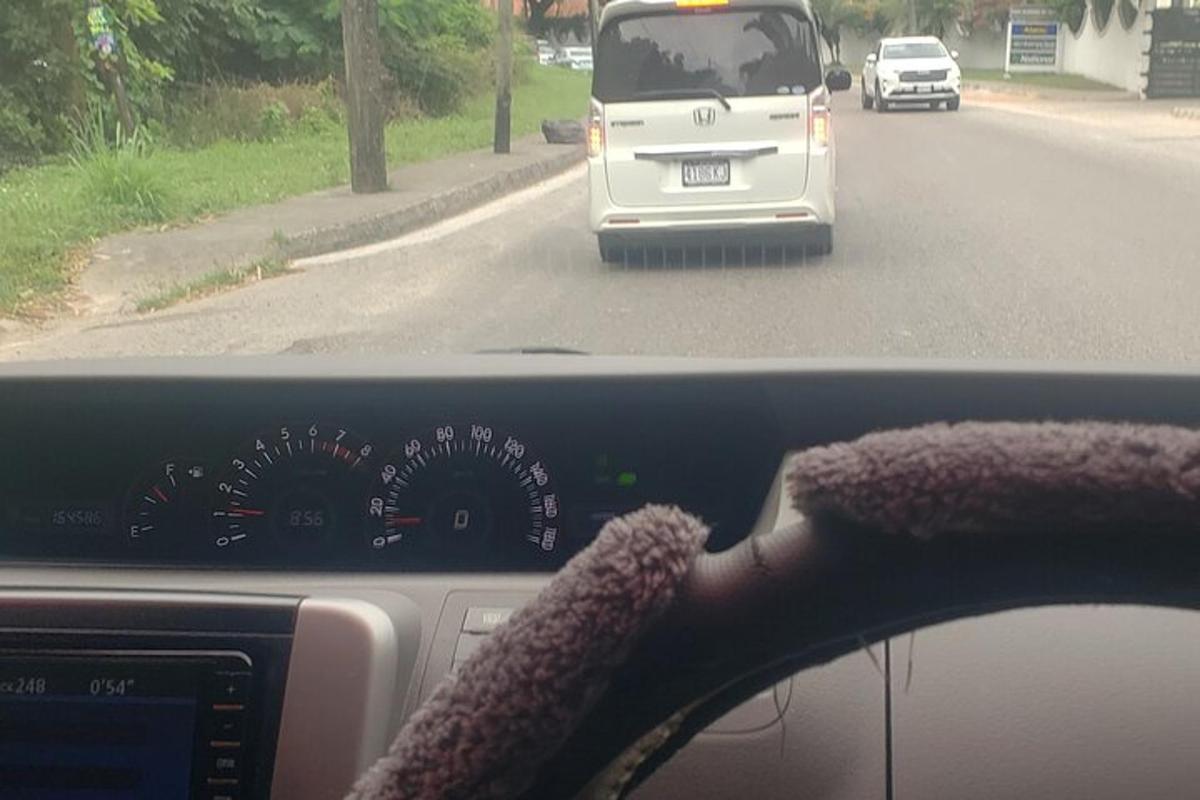 auto sõidab mööda teed koos valge veoautoga