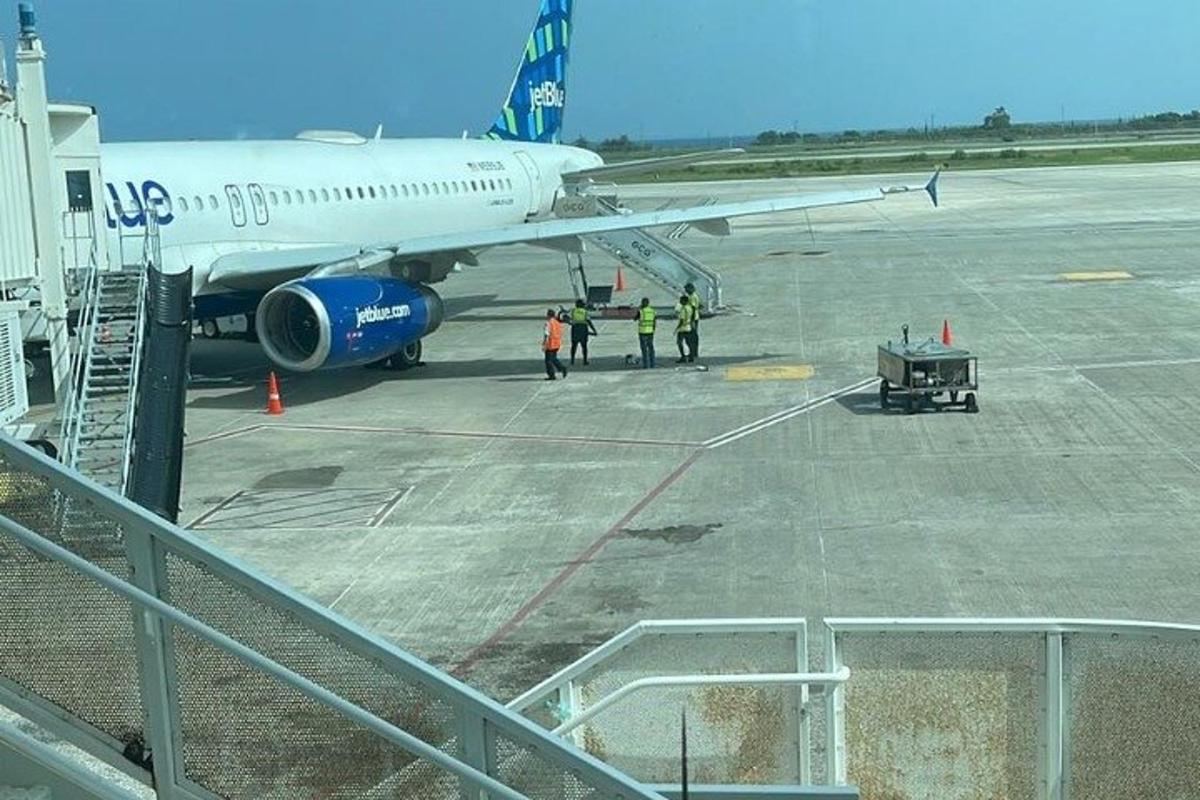 um avião está estacionado na pista de um aeroporto